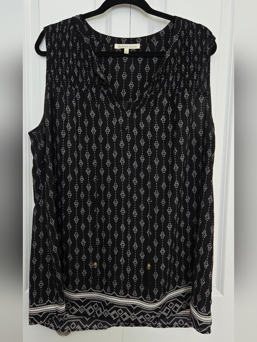 Daniel Rainn Black & White Patterned Sleeveless V-Neck Camisole